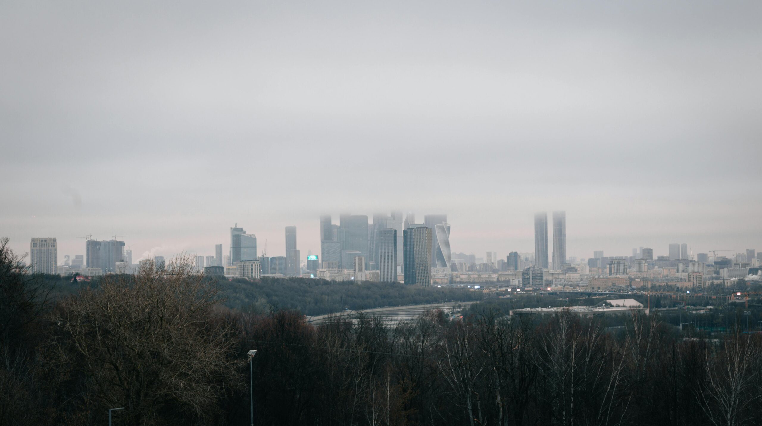 Панорама Москвы с небоскребами. Район метро Университет на юго-западе Москвы с престижной локацией и отличной экологией.